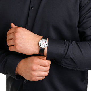 Classic, 36mm, stainless steel polished Case Material and black vegan grape leather strap, A660.30314.11SBBV, Person mit Armbanduhr am Handgelenk
