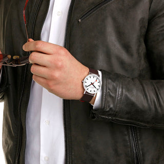 Classic, 40mm, stainless steel polished Case Material and brown vegan grape leather strap, A660.30360.11SBGV, Person mit Armbanduhr am Handgelenk