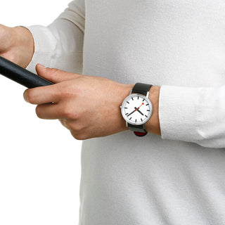 Classic, 40mm, stainless steel brushed Case Material and black vegan grape leather strap, A660.30360.16OMV, Person mit Armbanduhr am Handgelenk