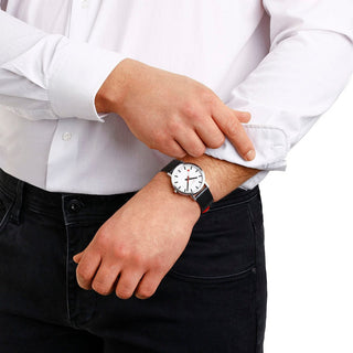 Classic, 40mm, stainless steel brushed Case Material and black vegan grape leather strap, A660.30360.16SBBV, Person mit Armbanduhr am Handgelenk