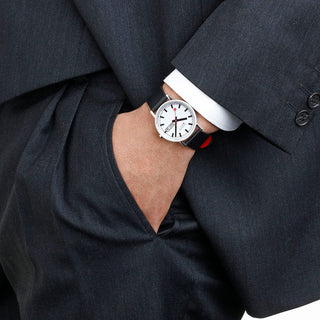 Classic, 36mm, stainless steel polished Case Material and black vegan grape leather strap, A667.30314.11SBBV, Person mit Armbanduhr am Handgelenk